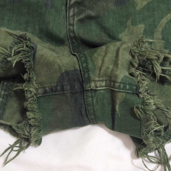 We The Free Button Fly Cutoff Shorts, Color Camouflage Size 8 - Picture 9 of 15